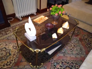 Mesa de centro de cristal y metal.