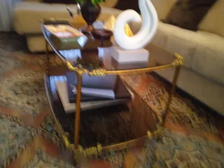 Mesa de centro de cristal y metal.