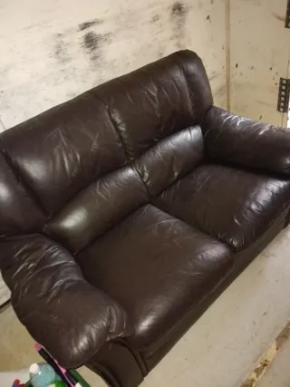 Sofá de piel marrón