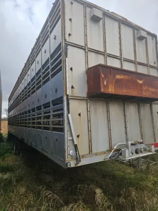 Remolque ganadero metálico