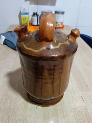 Botijo de cerámica marrón