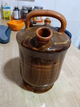 Botijo de cerámica marrón