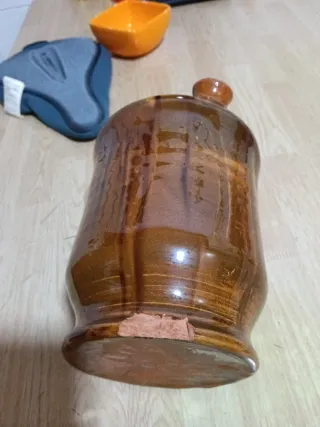 Botijo de cerámica marrón