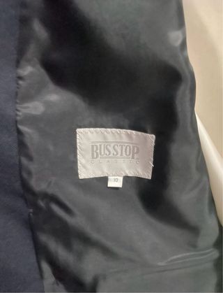 Traje azul marino con detalles dorados