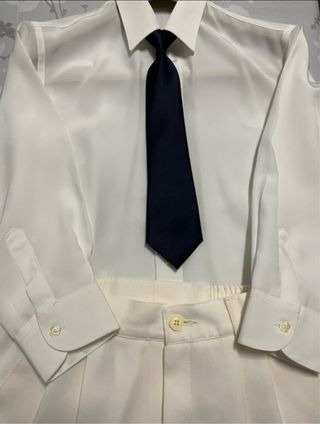 Traje azul marino con detalles dorados