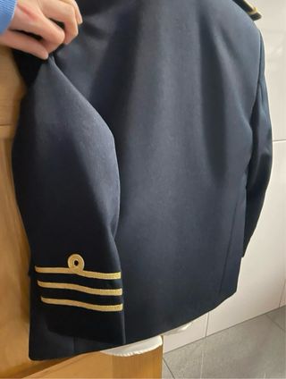 Traje azul marino con detalles dorados