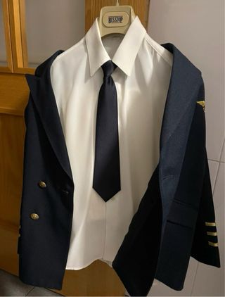 Traje azul marino con detalles dorados