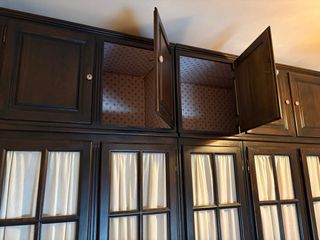 Armario de madera oscuro con puertas de cortinas