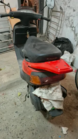 Piaggio Scooter Negro/Rojo