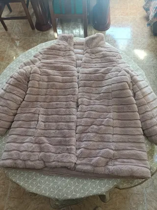 Abrigo de pelo sintético beige/rosa