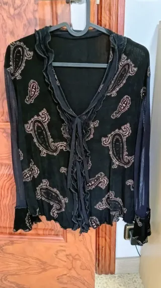 Blusa fiesta mujer negra con detalles dorados