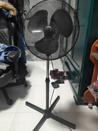 Ventilador de pie negro.