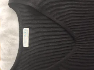 Camiseta negra cuello pico talla XL