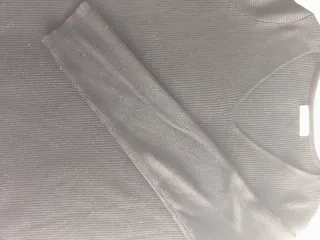 Camiseta negra cuello pico talla XL