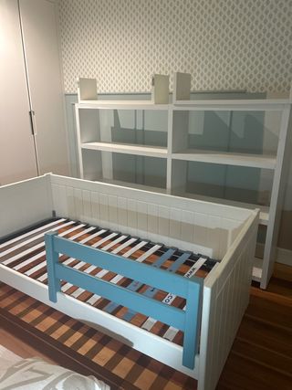 Cama infantil con estantería blanca
