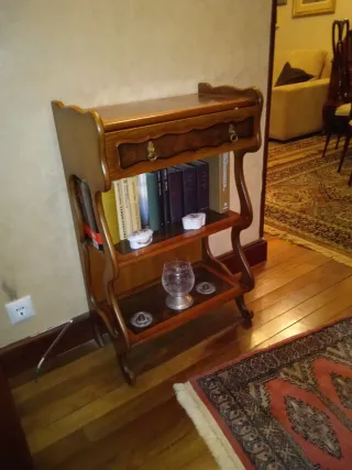 Alacena de madera con cajón y estantes