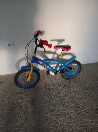 Bicicleta infantil azul y roja mickey