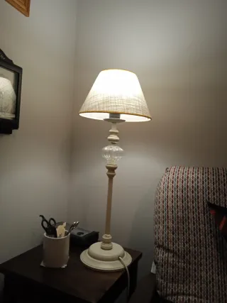 Lámpara de mesa beige y transparente