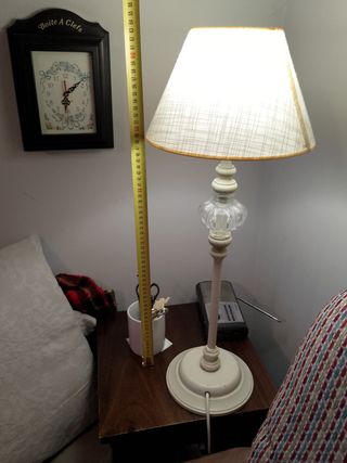 Lámpara de mesa beige y transparente