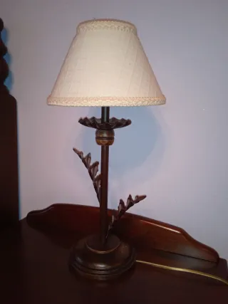 Lámpara de mesa decorativa madera y metal