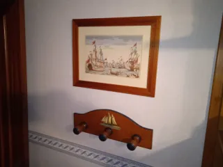 Cuadro náutico y perchero de madera