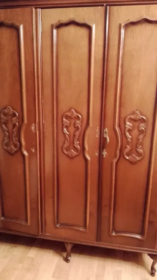 Armario de madera de nogal 3 puertas