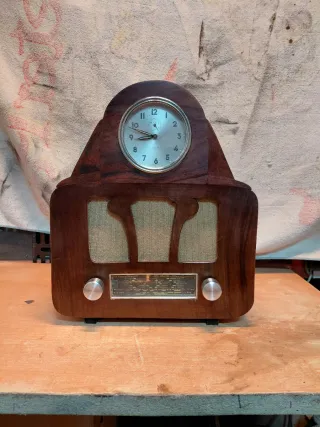 Radio Antigua con Reloj de Madera