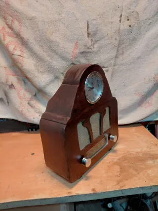 Radio Antigua con Reloj de Madera