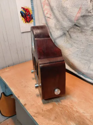 Radio Antigua con Reloj de Madera