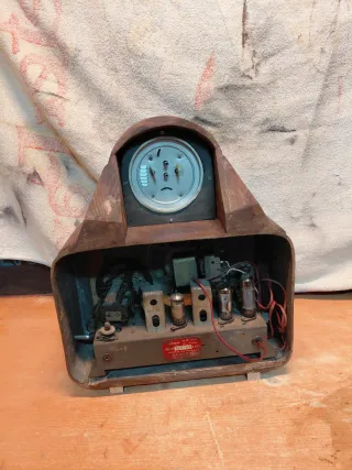 Radio Antigua con Reloj de Madera