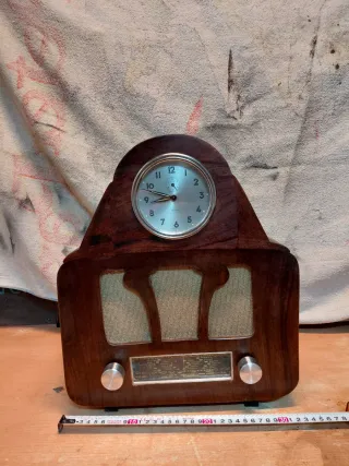Radio Antigua con Reloj de Madera
