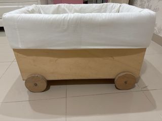 Juguetero de madera con ruedas