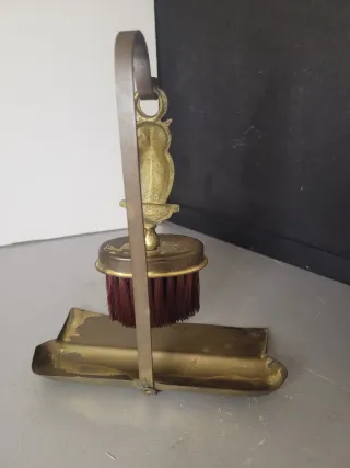 Antiguo recogedor de mesa latón búho