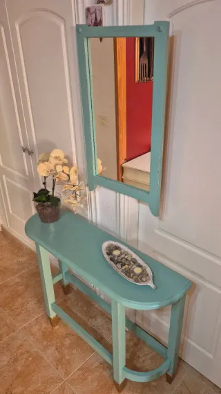 Ingresso e specchio turchese con dettagli dorati