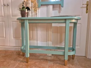 Ingresso e specchio turchese con dettagli dorati