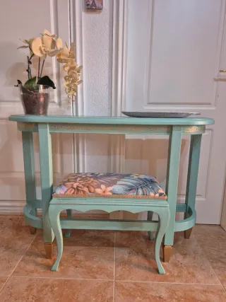 Ingresso e specchio turchese con dettagli dorati