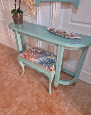 Ingresso e specchio turchese con dettagli dorati