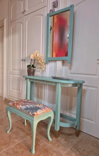 Ingresso e specchio turchese con dettagli dorati