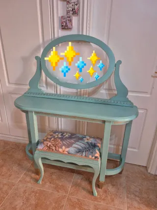 Ingresso e specchio turchese con dettagli dorati