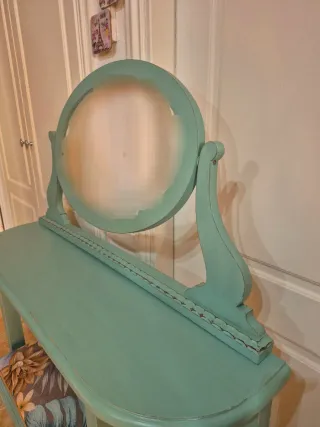 Ingresso e specchio turchese con dettagli dorati