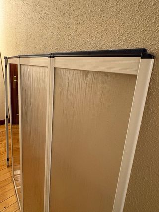 Mampara de baño plegable con espejo.