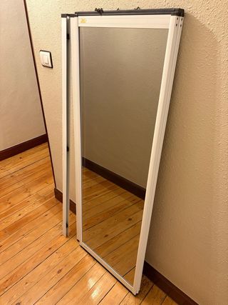 Mampara de baño plegable con espejo.