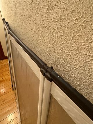 Mampara de baño plegable con espejo.