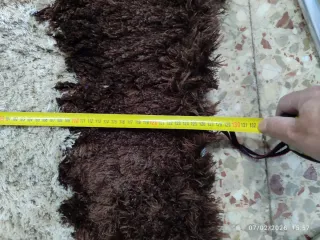 Alfombra marrón y blanca