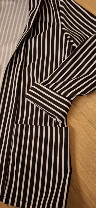 Elegante americana de rayas negro/blanco. Talla Ún