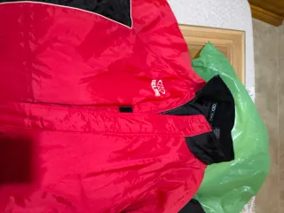 Chaqueta Deportiva Hombre Kelme Roja y Negra