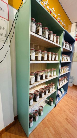 Estanterías de madera grandes y pequeña