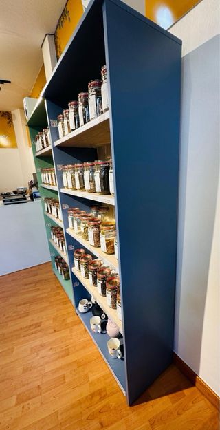 Estanterías de madera grandes y pequeña