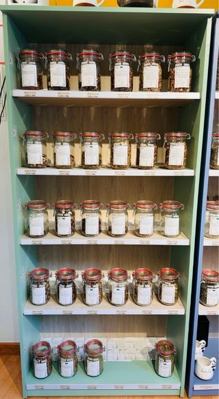 Estanterías de madera grandes y pequeña