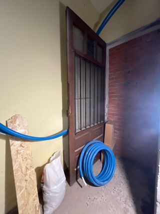 Puerta castaño con cristales y rejas